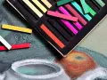 Un assortiment de pastels gras aux couleurs vives, prêts à donner vie à un dessin.