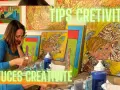Une artiste partage ses astuces créativité dans son atelier, entourée de ses œuvres colorées.