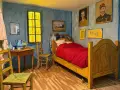 La chambre de Van Gogh, recréée d'après ses célèbres tableaux. Un lit rouge vif, des chaises jaunes et des œuvres d'art aux murs.