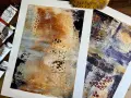 Tableau peinture sur fond noir, textures abstraites, tons terreux et violets, avec des motifs en nid d'abeille.