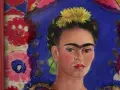 Portrait de Frida Kahlo, icône féministe, ornée de fleurs jaunes et d'un ruban vert, sur fond bleu vibrant et motifs floraux colorés.