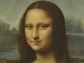 Le regard énigmatique de la Joconde, peint par Léonard de Vinci, se détache sur un paysage brumeux.