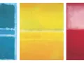 Trois toiles du peintre Rothko : bleu profond avec des bandes claires, jaune lumineux, et rouge intense avec une zone blanche diffuse.