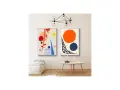 Deux tableaux abstraits, l'un avec un grand cercle orange et un bleu, l'autre avec des formes géométriques rouges et bleues.