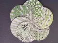 Fleur de zentangle aux motifs complexes, évoquant l'origine de cette technique artistique.