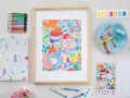Un dessin pastel facile à faire d'une table de pique-nique colorée, entouré de pastels, d'une boîte et d'un livre de coloriage.