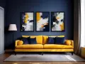 Un salon moderne avec un canapé jaune vif, des coussins bleus et trois tableaux abstraits aux teintes bleu et jaune.