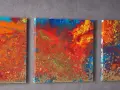 Trois toiles abstraites aux couleurs vives, un exemple de pouring art, avec des touches dorées.