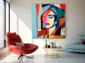 Un tableau vertical abstrait aux couleurs vives représente un visage féminin stylisé. Une chaise rouge audacieuse complète la scène.