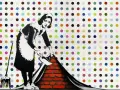 Une femme de ménage, dans le style technique Banksy, soulève un tapis à pois colorés pour révéler un mur de briques.