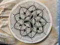 Un mandala zen tangle complexe, en noir et blanc, avec des motifs concentriques et des points, évoquant la sérénité.