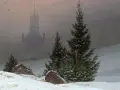 Une célèbre peinture hivernale : un paysage brumeux avec une église gothique au loin, des sapins enneigés et une croix.
