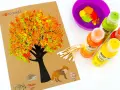 Une peinture automne facile avec un arbre aux feuilles colorées, des animaux et des champignons. Des cotons-tiges et des peintures sont prêts pour créer.