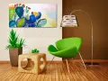 Un tableau cactus moderne aux couleurs vives, avec des touches de bleu, vert et jaune, illumine un salon contemporain.