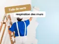 Peinture acrylique : un peintre applique une toile de verre pour la respiration des murs.