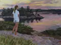 Myriam Robin, une jeune fille en tenue d'été, contemple un lac paisible au coucher du soleil.