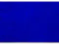 Une toile d'Yves Klein, le célèbre peintre, d'un bleu intense et profond, capturant l'infini.