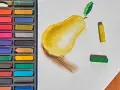 Une boîte de pastels secs pour débutant, avec une poire jaune esquissée sur du papier blanc, et des pastels jaune et vert à côté.