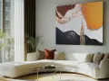 Salon moderne avec un canapé blanc incurvé, une table basse en verre et une œuvre abstraite aux couleurs vives, signée d'un artiste célèbre.