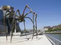 Une araignée monumentale, une des œuvres d'art de Louise Bourgeois, se dresse devant le musée Guggenheim de Bilbao.