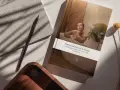 Un livre "Expérience Portrait de femme" est posé près d'un carnet et d'un crayon, suggérant comment dessiner un portrait à partir d'une photo pour capturer l'essence d'un moment.