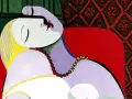 Une femme endormie, peinte dans le style de la période artistique de Pablo Picasso, repose sur un fauteuil rouge, parée de colliers.