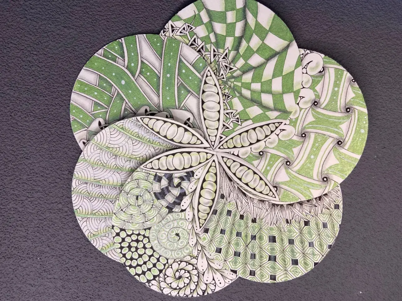Fleur de zentangle aux motifs complexes, évoquant l'origine de cette technique artistique.