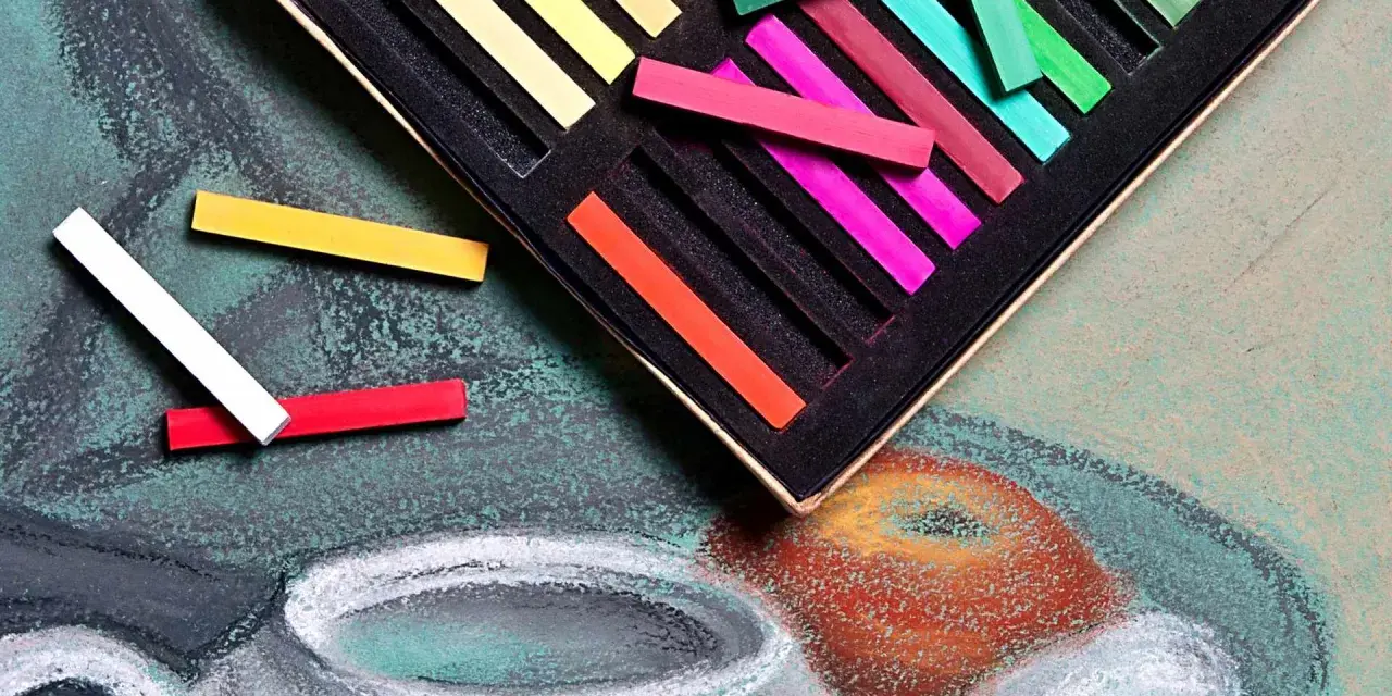 Un assortiment de pastels gras aux couleurs vives, prêts à donner vie à un dessin.