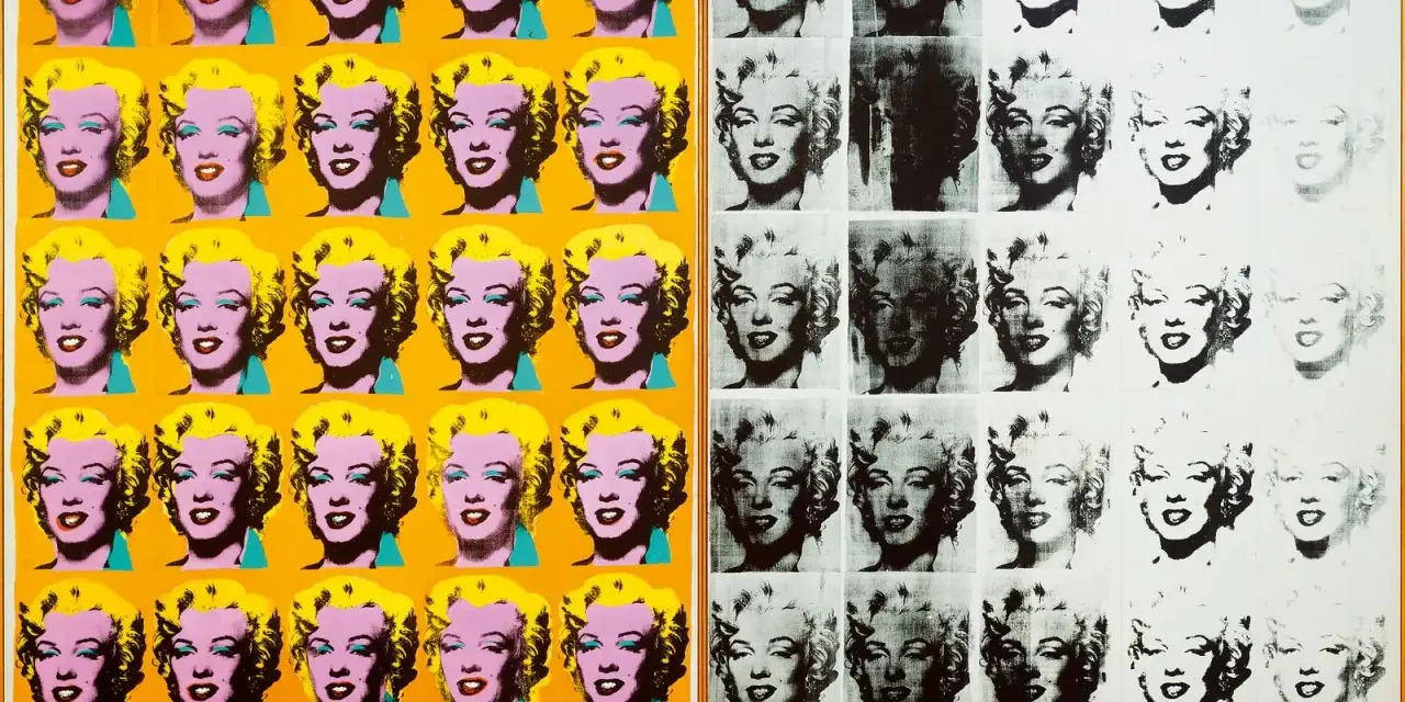 Marilyn Monroe en série, dans la technique d'Andy Warhol. Les portraits colorés contrastent avec les versions en noir et blanc, certaines estompées.