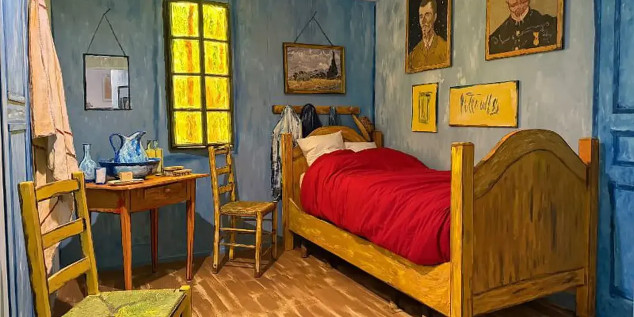 La chambre de Van Gogh, recréée d'après ses célèbres tableaux. Un lit rouge vif, des chaises jaunes et des œuvres d'art aux murs.