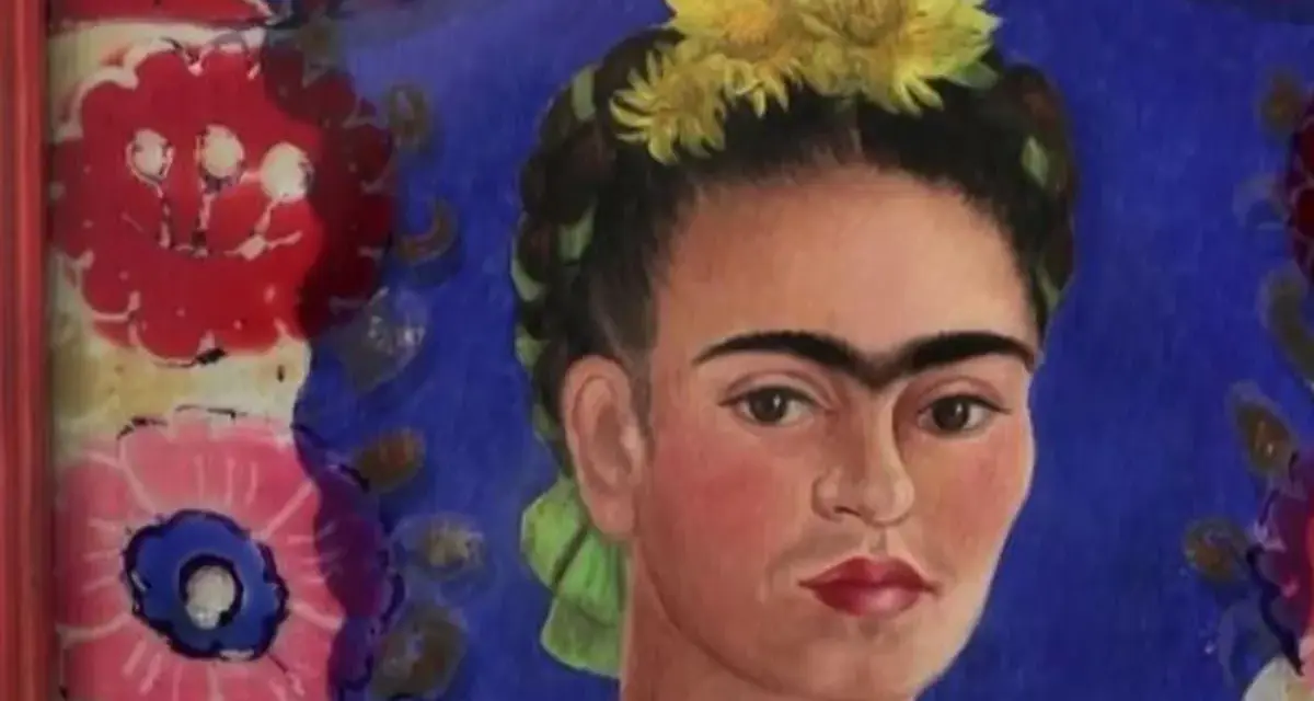 Portrait de Frida Kahlo, icône féministe, ornée de fleurs jaunes et d'un ruban vert, sur fond bleu vibrant et motifs floraux colorés.