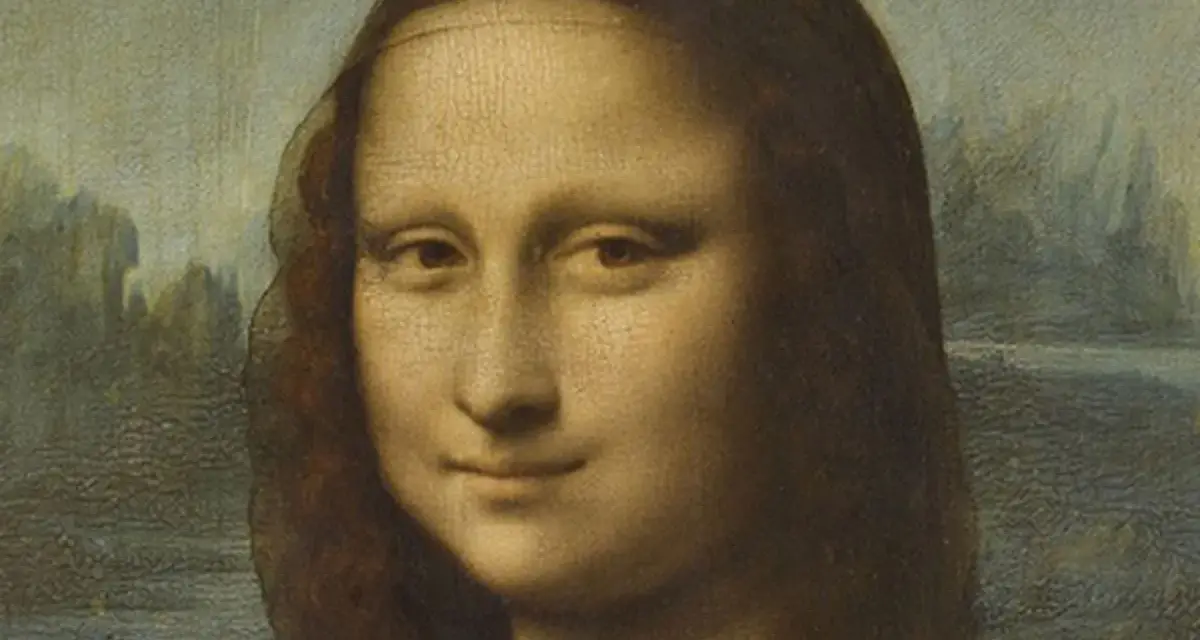 Le regard énigmatique de la Joconde, peint par Léonard de Vinci, se détache sur un paysage brumeux.