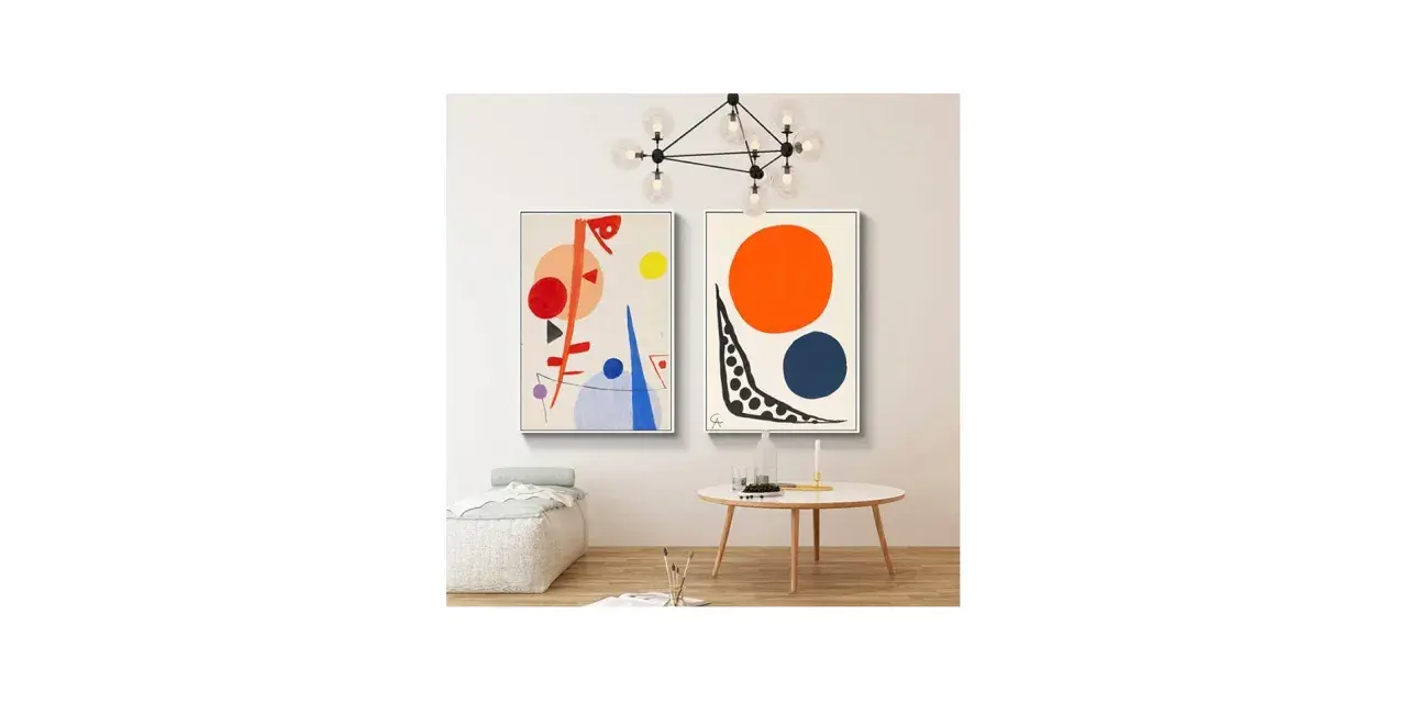 Deux tableaux abstraits, l'un avec un grand cercle orange et un bleu, l'autre avec des formes géométriques rouges et bleues.