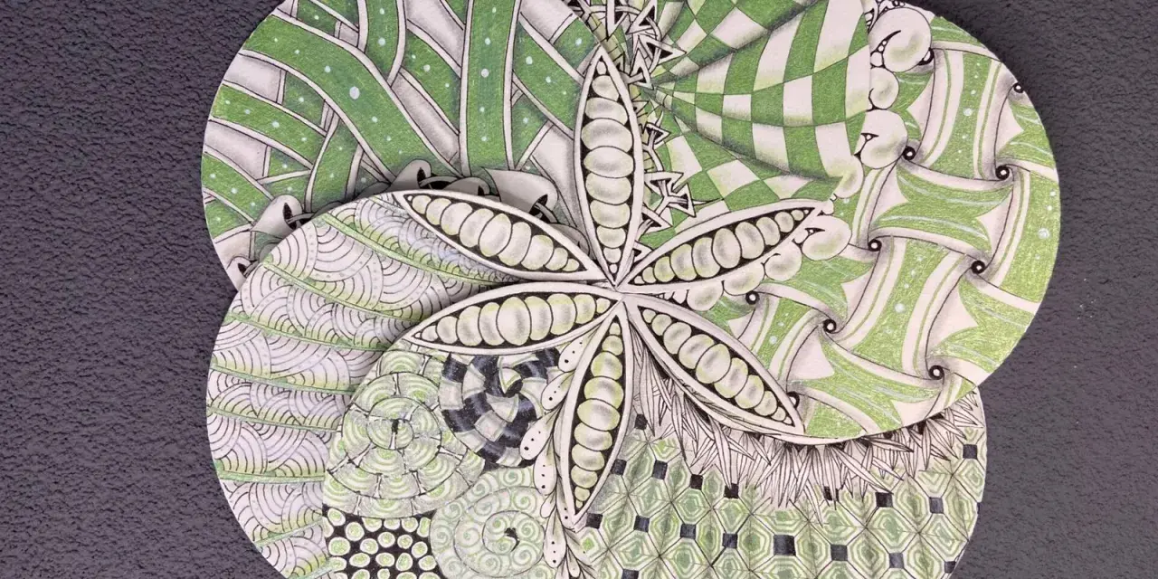 Fleur de zentangle aux motifs complexes, évoquant l'origine de cette technique artistique.