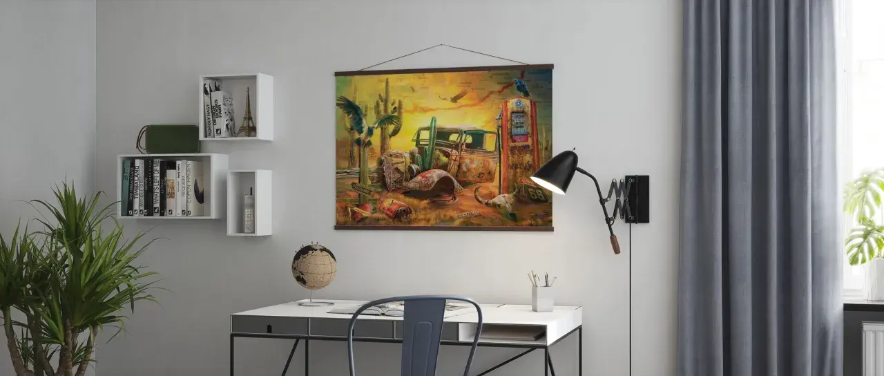 Tableau Route 66 : une scène désertique avec une vieille voiture rouillée, une pompe à essence vintage et un crâne de bœuf. L'aigle veille sur ce paysage emblématique.