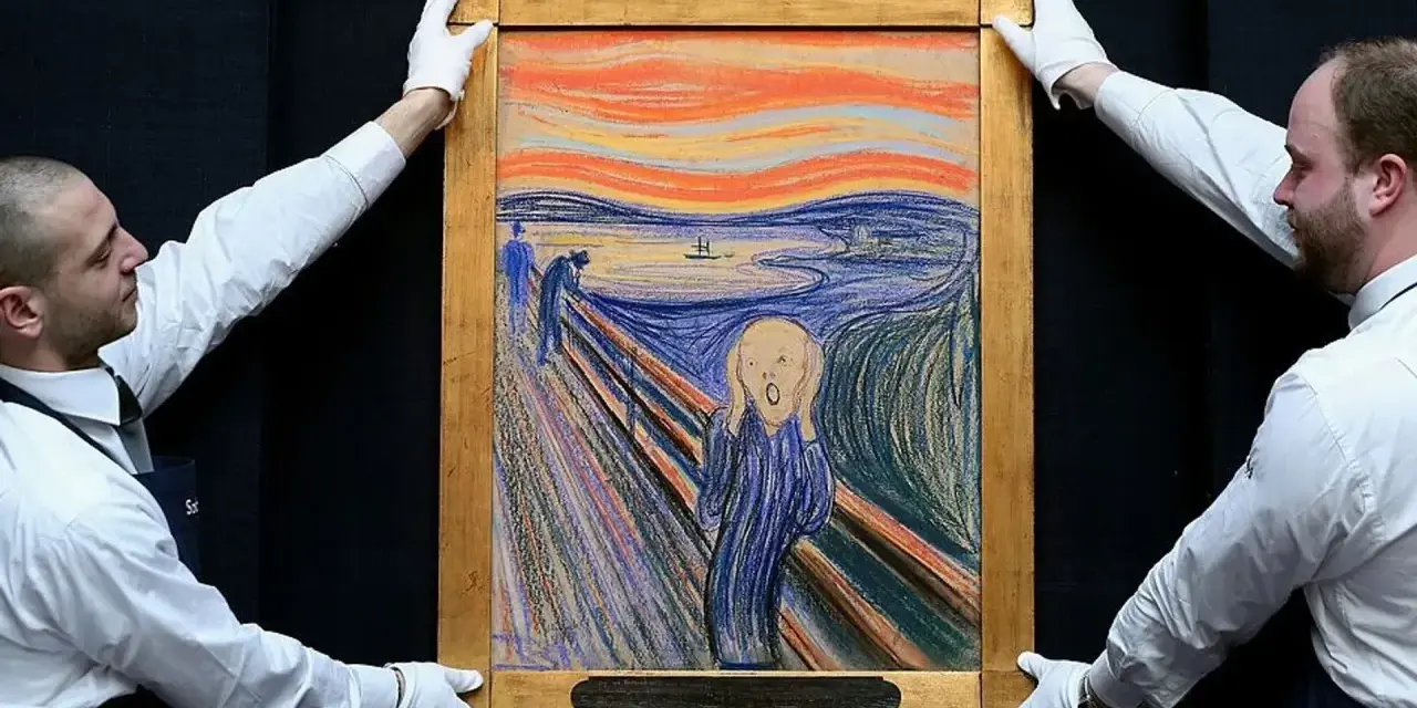 Deux hommes en gants blancs présentent le célèbre tableau "Le Cri" de Munch, avec son ciel orangé et sa figure angoissée.