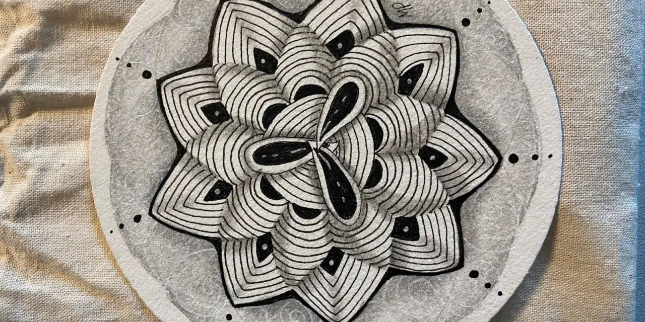 Un mandala zen tangle complexe, en noir et blanc, avec des motifs concentriques et des points, évoquant la sérénité.