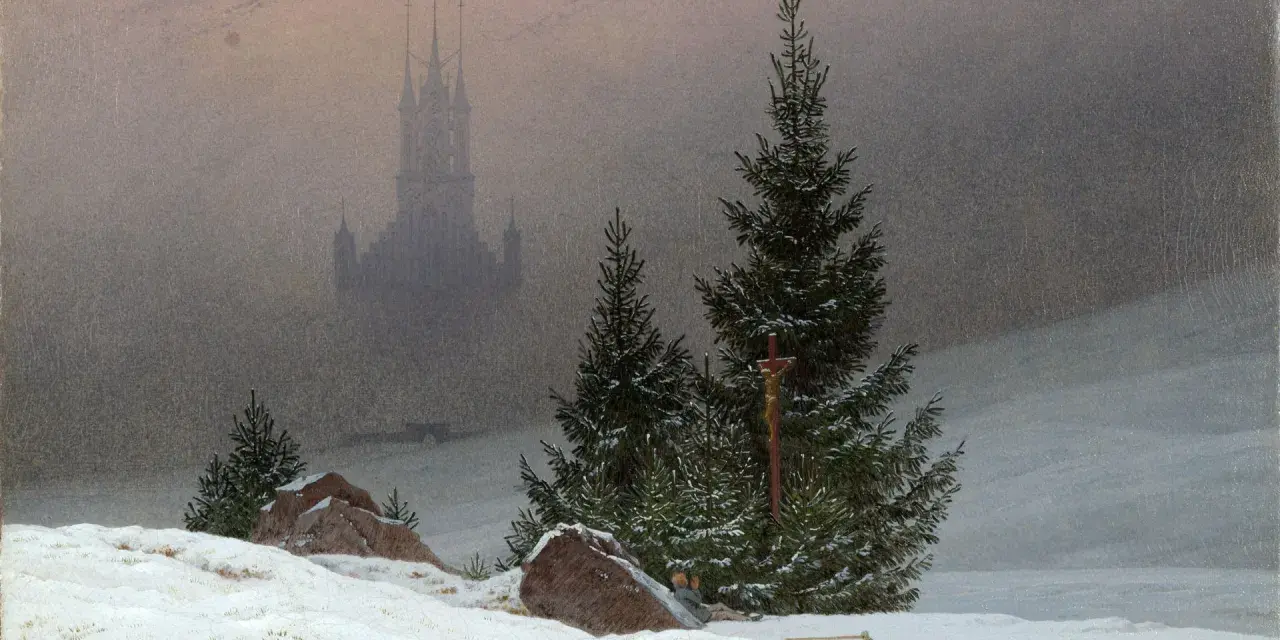 Une célèbre peinture hivernale : un paysage brumeux avec une église gothique au loin, des sapins enneigés et une croix.