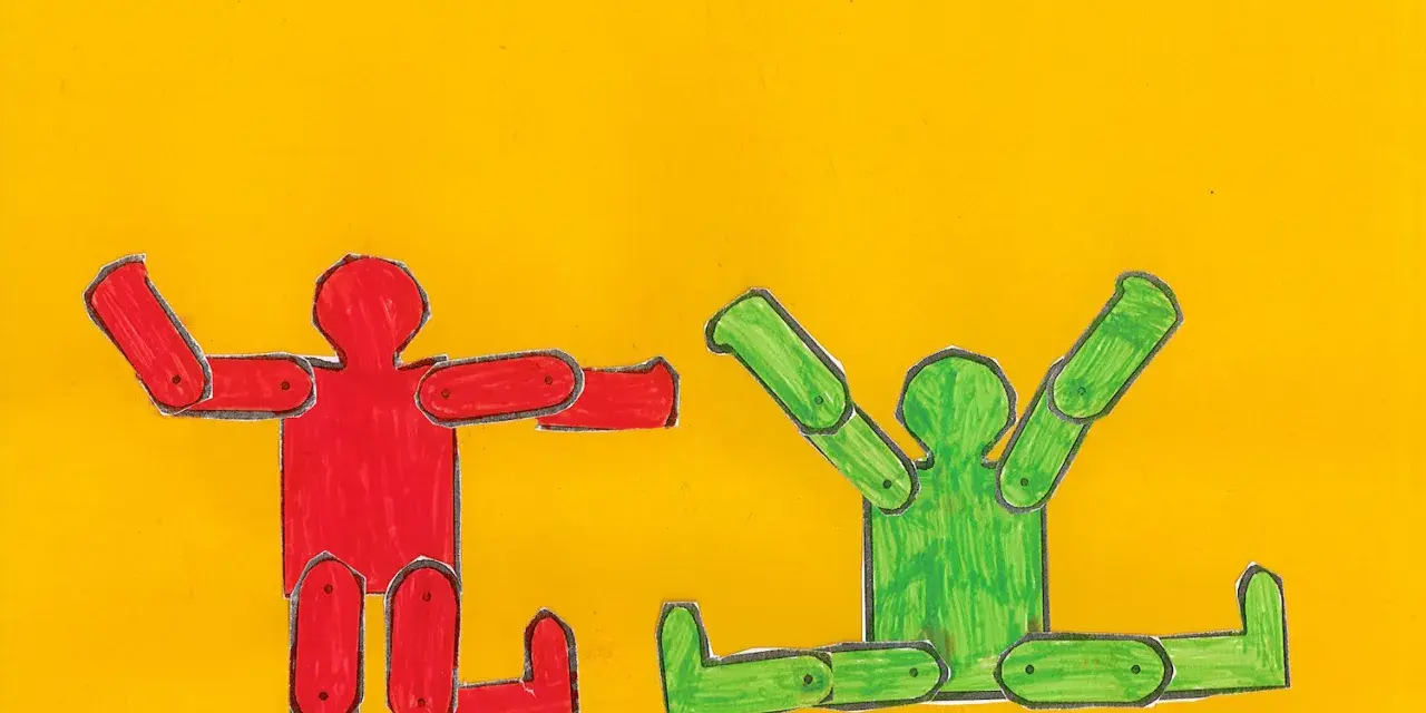 Deux bonhommes articulés, un rouge et un vert, dansent sur fond jaune, évoquant l'énergie joyeuse de Keith Haring.