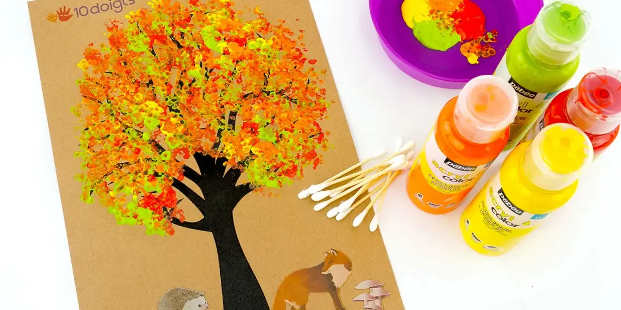Une peinture automne facile avec un arbre aux feuilles colorées, des animaux et des champignons. Des cotons-tiges et des peintures sont prêts pour créer.