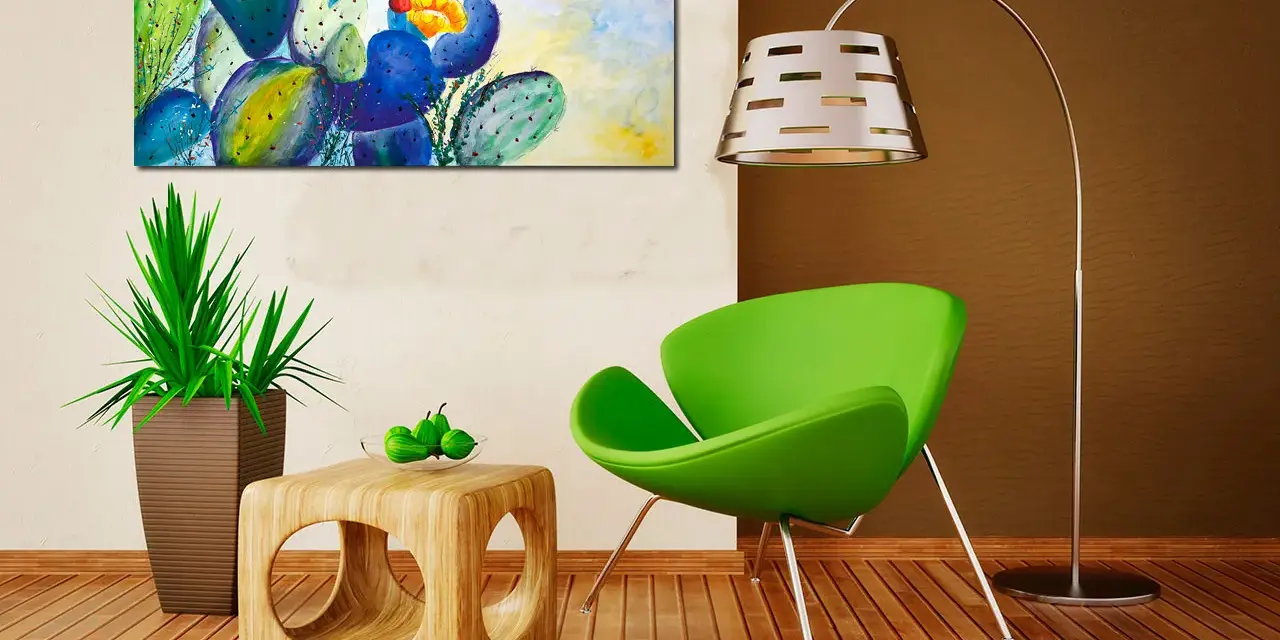 Un tableau cactus moderne aux couleurs vives, avec des touches de bleu, vert et jaune, illumine un salon contemporain.