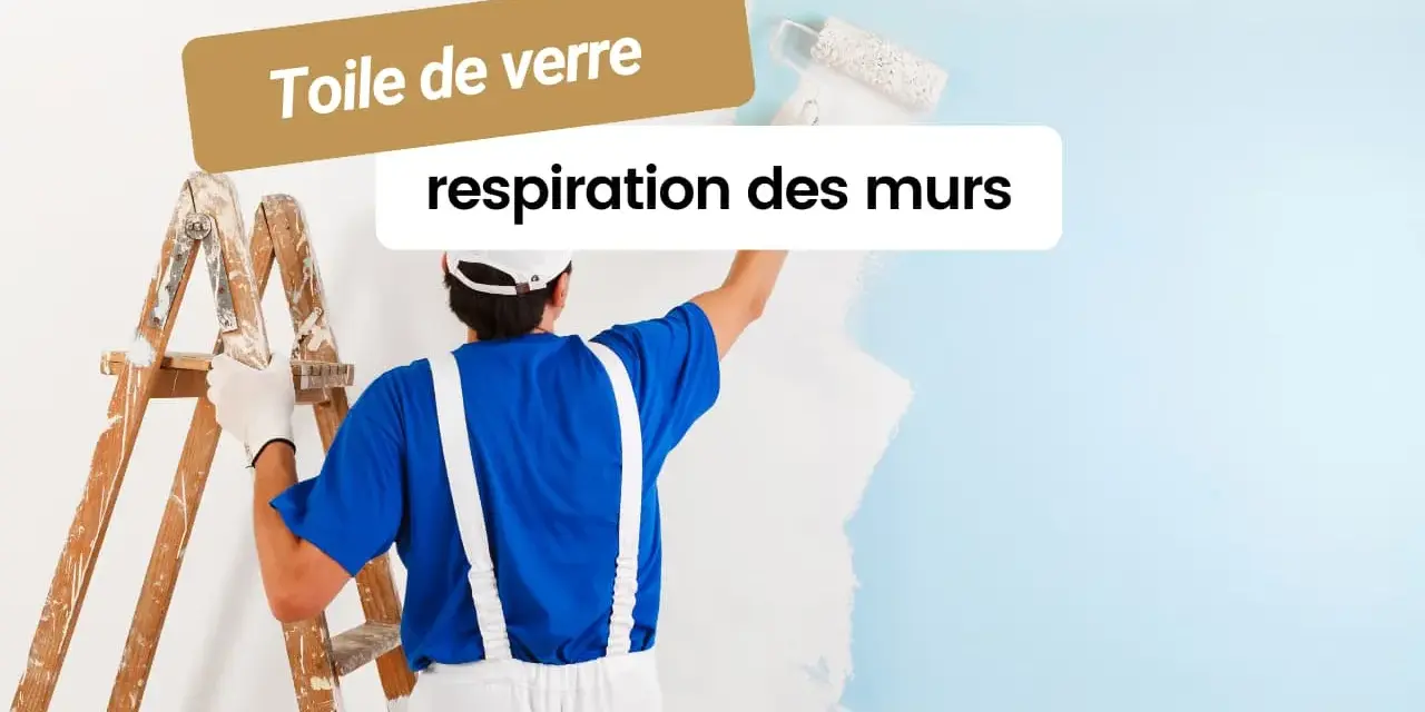 Peinture acrylique : un peintre applique une toile de verre pour la respiration des murs.