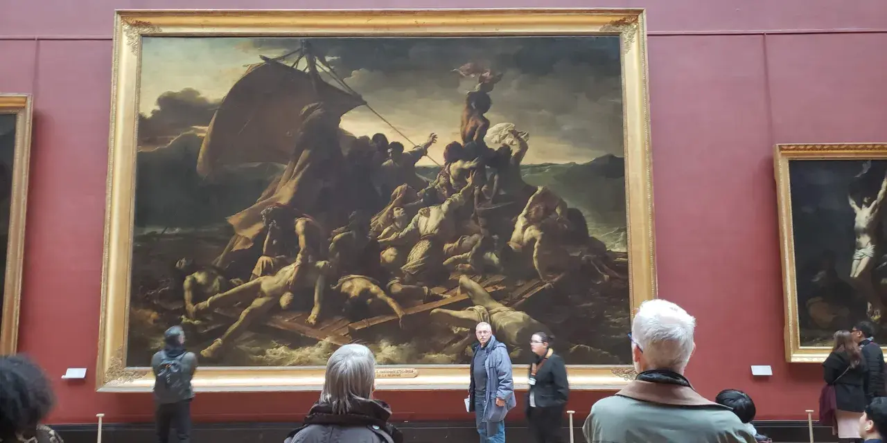 Un tableau crépuscule, "Le Radeau de la Méduse", montre des survivants désespérés sur un radeau. Des visiteurs contemplent cette œuvre dramatique.