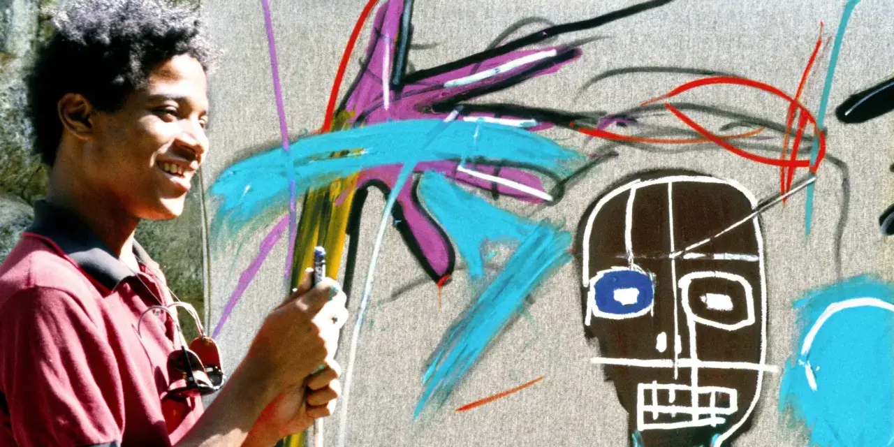 Un jeune homme souriant crée une œuvre d'art vibrante dans un style Basquiat, avec des couleurs vives et des formes audacieuses.