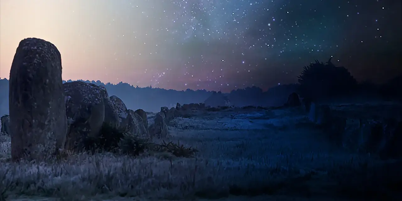 Mégalithes sous un ciel étoilé, une peinture lumineuse la nuit. L'herbe givrée reflète la douce lueur du ciel, créant une atmosphère mystique.