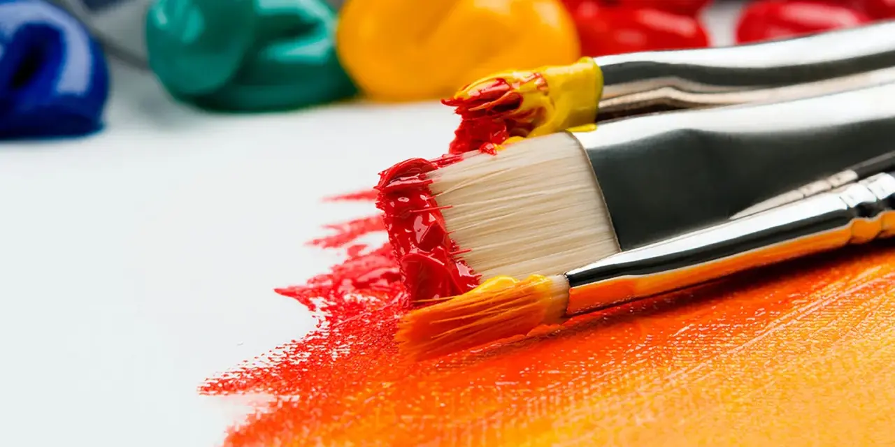 Pinceaux chargés de peinture rouge et jaune créent une œuvre vibrante. Idéal pour un débutant dessin peinture facile.