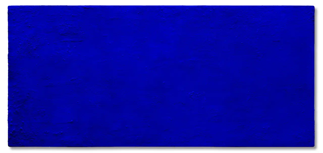 Une toile d'Yves Klein, le célèbre peintre, d'un bleu intense et profond, capturant l'infini.