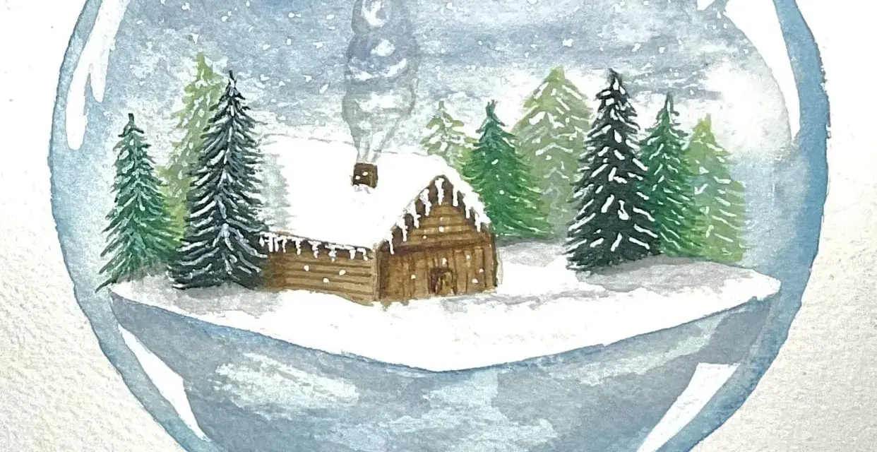 Une boule de noël aquarelle dépeint une scène hivernale avec une cabane en bois enneigée, des sapins et de la fumée s'échappant de la cheminée.