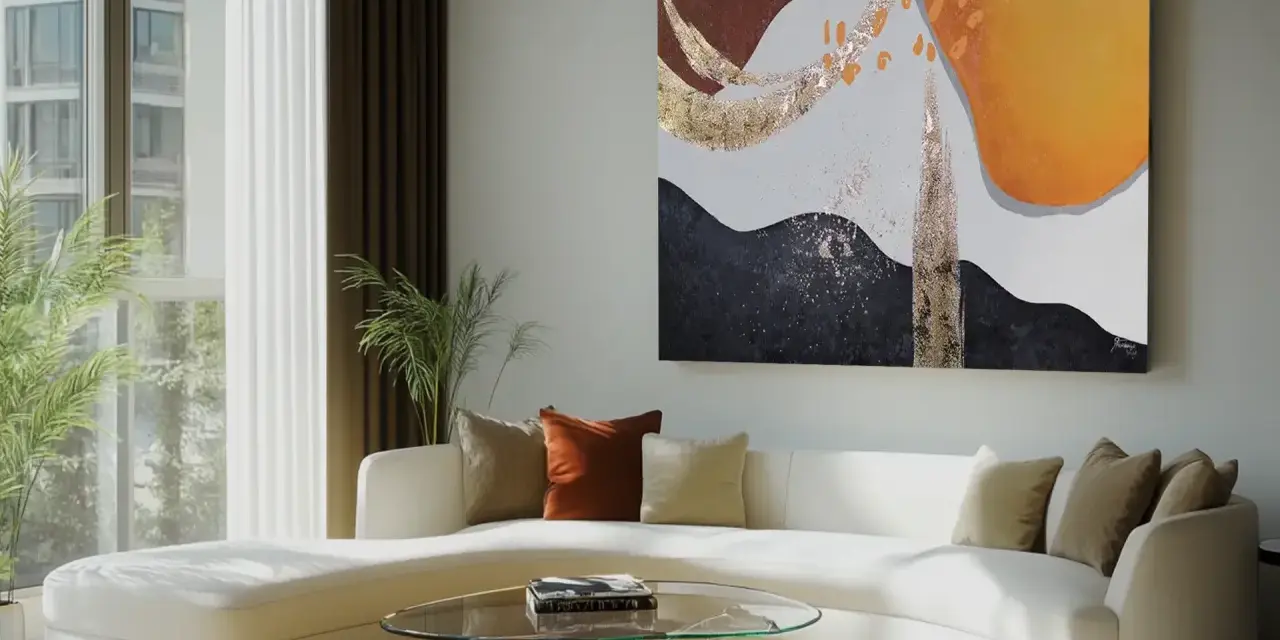 Salon moderne avec un canapé blanc incurvé, une table basse en verre et une œuvre abstraite aux couleurs vives, signée d'un artiste célèbre.