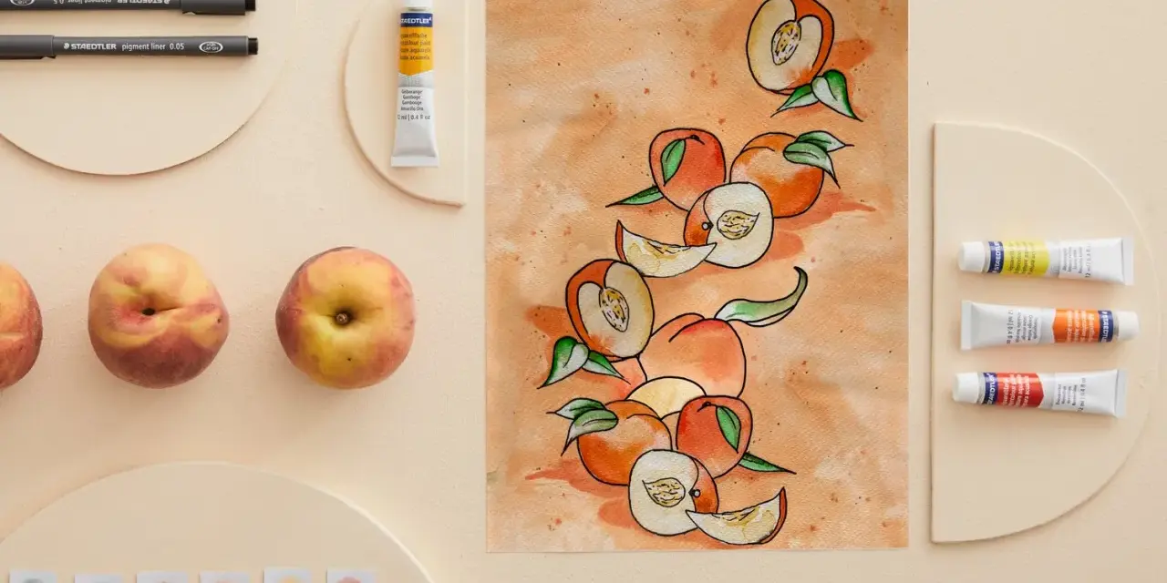 Une peinture de fruit aquarelle, avec des pêches entières et coupées, des tubes de peinture et des feutres.